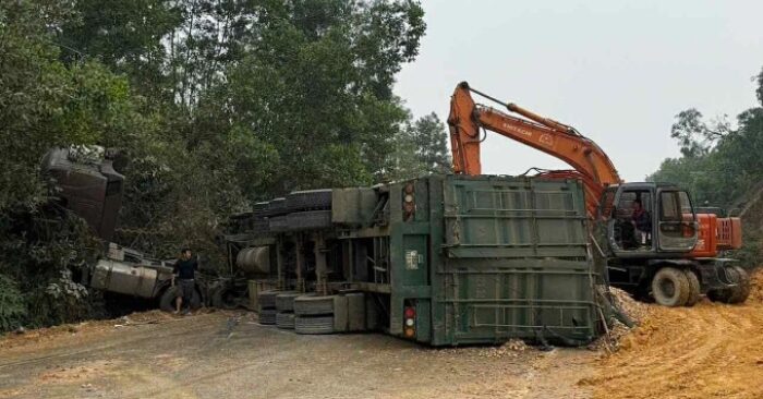 Xe đầu kéo mất lái gây tai nạn nghiêm trọng, quốc lộ 47B tê liệt
