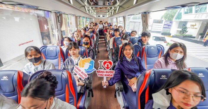 Nâng bước thủ khoa 2025: 98 sinh viên vượt khó gặp gỡ tại TP.HCM