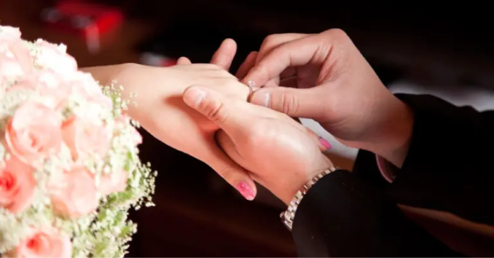 Trong thời đại mọi mối quan hệ bị định giá bằng lợi ích, hôn nhân ngày nay đối mặt với áp lực vô hình, khiến tình nghĩa vợ chồng trở nên mong manh và dễ rạn nứt.