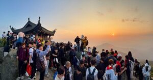 Biển người đổ về hành hương Yên Tử đầu năm