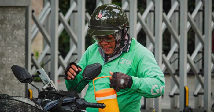 Tài xế công nghệ kiệt sức chạy đua với những cuốc xe Tết