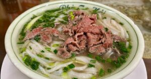 Tranh luận quanh bát phở gần 350.000 đồng tại nhà ga Cam Ranh