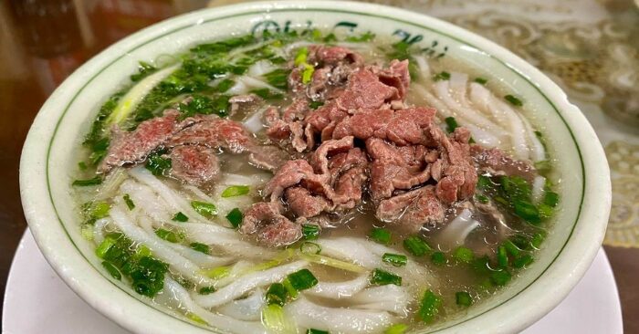 Tranh luận quanh bát phở gần 350.000 đồng tại nhà ga Cam Ranh