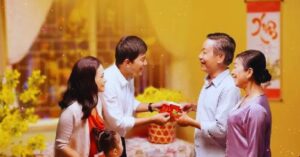 Mỗi dịp Tết, tiền lì xì lại trở thành chủ đề được bàn luận sôi nổi. Nên phát đến mấy tuổi, dựa vào đâu để dừng lại và làm sao để không gây khó xử cho cả người cho lẫn người nhận là những câu hỏi chưa có đáp án thống nhất.