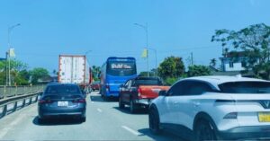 Quốc lộ 1 qua miền Trung quá tải do phương tiện né cao tốc đang thi công