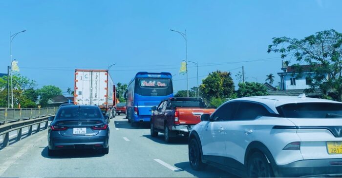Quốc lộ 1 qua miền Trung quá tải do phương tiện né cao tốc đang thi công