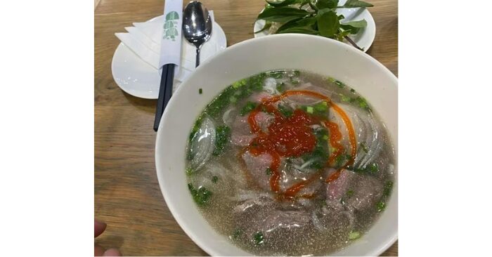 Tranh luận quanh bát phở gần 350.000 đồng tại nhà ga Cam Ranh