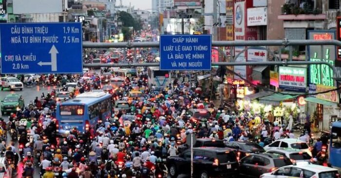 Hai thói quen khi lái xe khiến ngã tư dễ ùn tắc