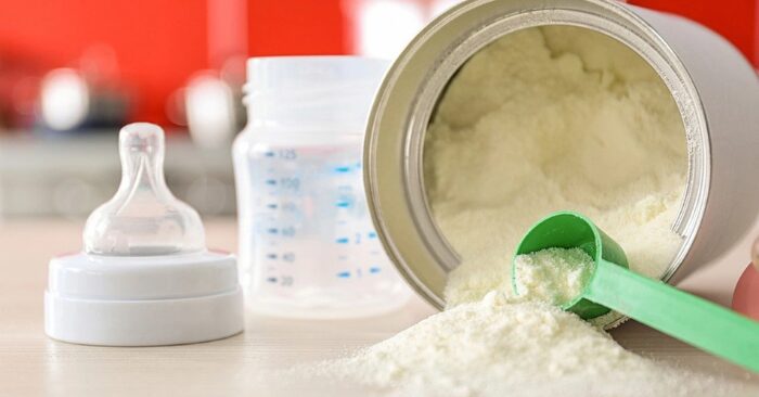 Sữa công thức chứa kim loại nặng: Mối lo ngại về an toàn thực phẩm tại Mỹ