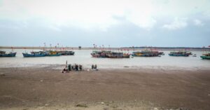 Tàu cá nằm bờ