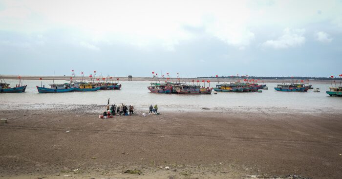 Tàu cá nằm bờ