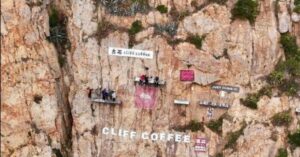 Quán cà phê vách đá Gushi Cliff thu hút khách bằng trải nghiệm mạo hiểm
