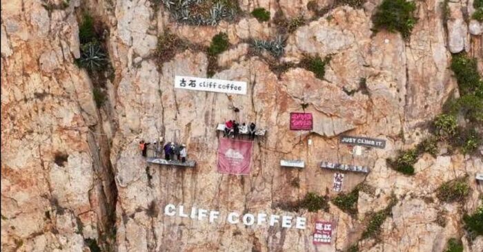 Quán cà phê vách đá Gushi Cliff thu hút khách bằng trải nghiệm mạo hiểm