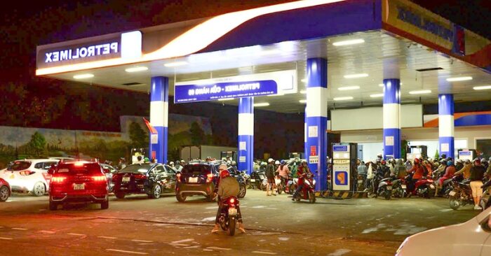 Giá xăng dầu tăng đột biến khiến thị trường biến động mạnh tại việt nam