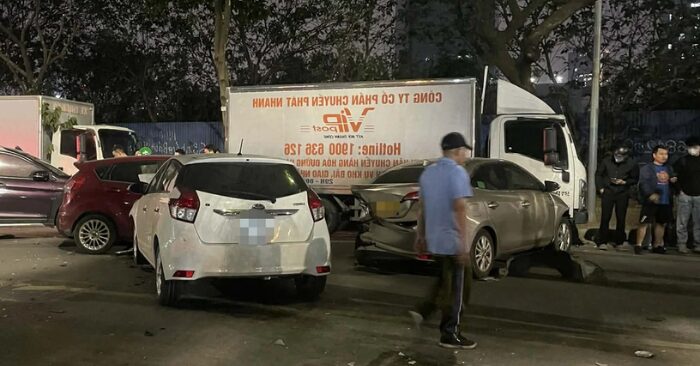 Tai nạn liên hoàn nghiêm trọng trên phố Nguyễn Chánh tại Hà Nội