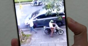 Tài xế ô tô bị hai người đàn ông vây đánh ở TPHCM