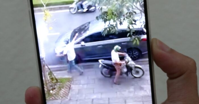 Tài xế ô tô bị hai người đàn ông vây đánh ở TPHCM
