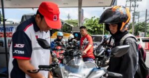 Giá xăng dầu tăng vọt khiến nhiều doanh nghiệp hỗ trợ nhân viên