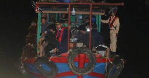 Tàu chở khách câu mực trái phép bị bắt tại vịnh Hạ Long