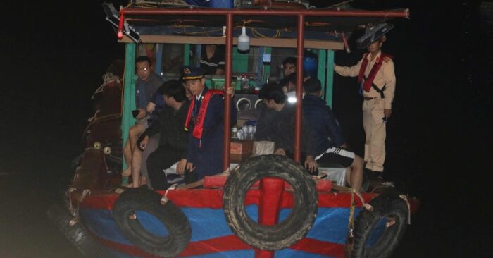Tàu chở khách câu mực trái phép bị bắt tại vịnh Hạ Long