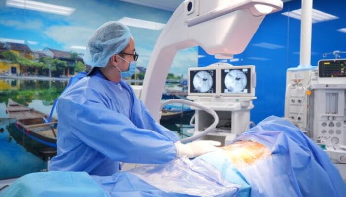 Thói quen hằng ngày đang âm thầm bào mòn cột sống cổ người Việt