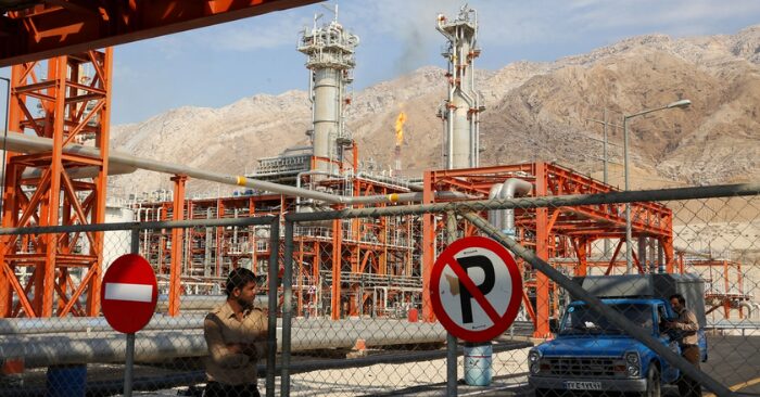 Tổng thống Trump gia hạn tạm dừng tấn công cơ sở năng lượng Iran đến ngày 6/4