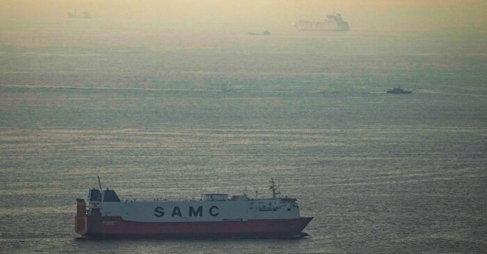 Iran bác bỏ vai trò trung gian của Trung Quốc, phong tỏa eo biển Hormuz gây tắc nghẽn hàng hải