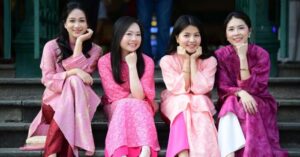 Áo dài bước ra khỏi “tủ kính bảo tàng”, trở thành biểu tượng sống của đô thị
