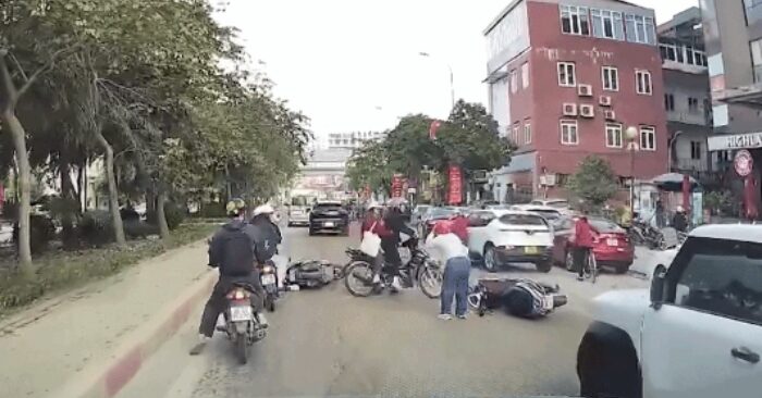 Nhiều người trượt ngã vì bùn đất trên đường ở Hà Nội