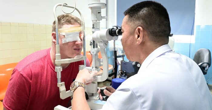 Mổ mắt tại Việt Nam