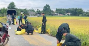 Cảnh sát cơ động giúp dân