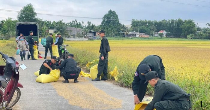 Cảnh sát cơ động giúp dân