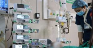 Bé gái 15 tháng tuổi bị ô tô cán hồi phục sau đa chấn thương