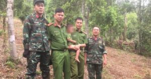 Tìm thấy trẻ lạc: Bé gái ba tuổi bình an sau mười tám giờ mất tích trong rừng