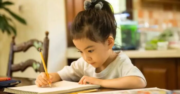 Cách dạy con trưởng thành: Ba việc cha mẹ nên nới lỏng sự can thiệp