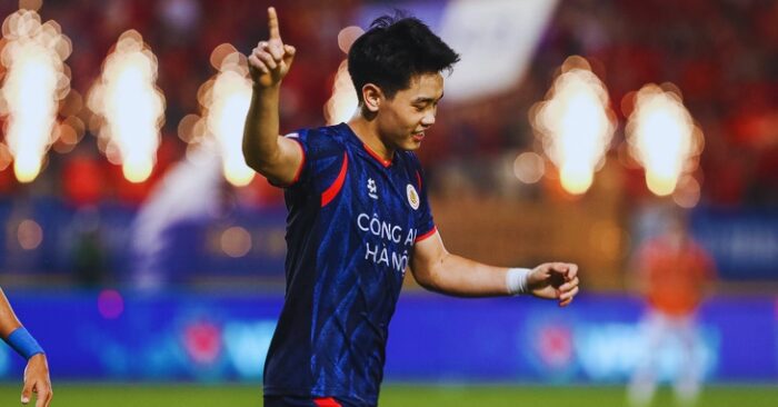 Nguyễn Đình Bắc tỏa sáng với hat-trick khi CAHN thắng SLNA 4-2, nhận lời khen từ thầy cũ Văn Sỹ Sơn về sự tiến bộ vượt bậc và chuyên nghiệp.