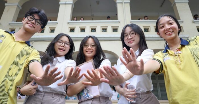 Chính sách mới tháng 4: Từ định danh ngân hàng đến miễn thi ngoại ngữ