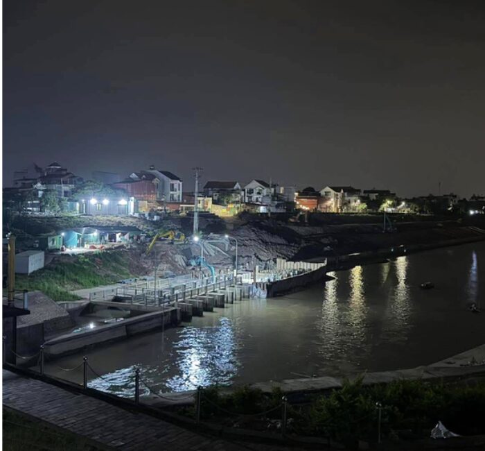 3 mẹ con nghi gieo mình xuống sông Hồng