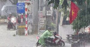 Không khí lạnh gây mưa miền Bắc trong khi miền Trung nắng nóng gay gắt