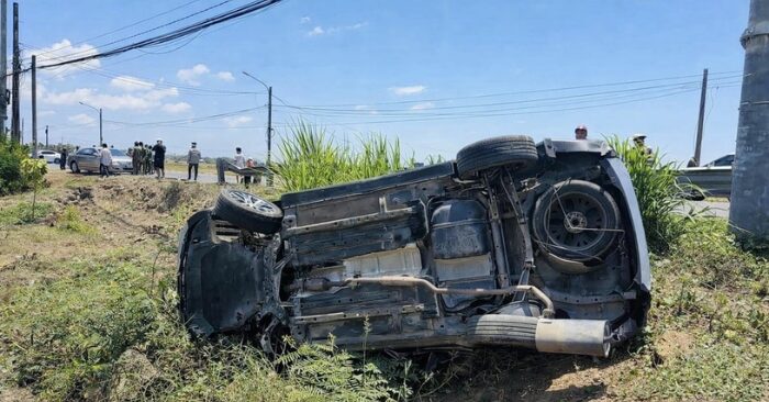 Ô tô lật nhào xuống ruộng tại TPHCM bốn người thoát nạn trong gang tấc