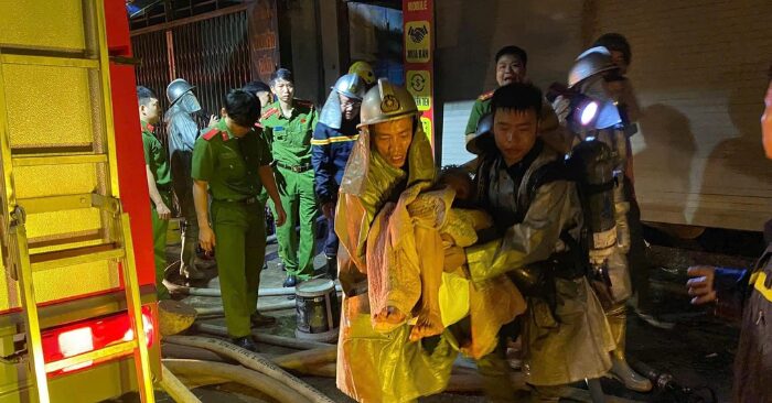 Cháy nhà ở Hà Nội: Lính cứu hỏa giải cứu hai người lúc rạng sáng