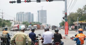 Cầu vượt ngã tư 550 cấm xe máy và treo băng rôn thông báo