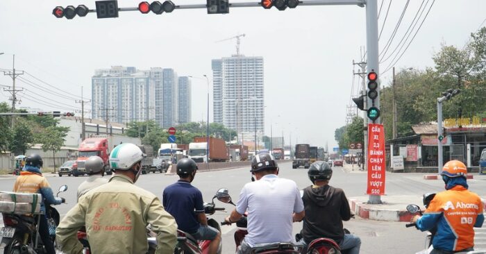 Cầu vượt ngã tư 550 cấm xe máy và treo băng rôn thông báo
