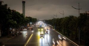 Thời tiết Hà Nội bất ngờ tối sầm như đêm giữa sáng ngày 17/4/2026