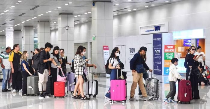 Giá nhiên liệu bay vượt 200 USD và đề xuất phụ thu vé máy bay