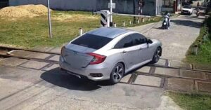 Vượt đèn đỏ đường sắt tại Nghệ An khiến tài xế bị tước bằng lái