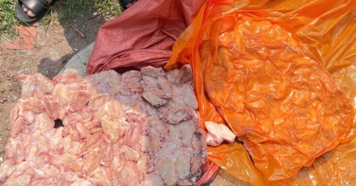 Thực phẩm đông lạnh: Phát hiện 26 tấn gà lợn hôi thối tại biên giới