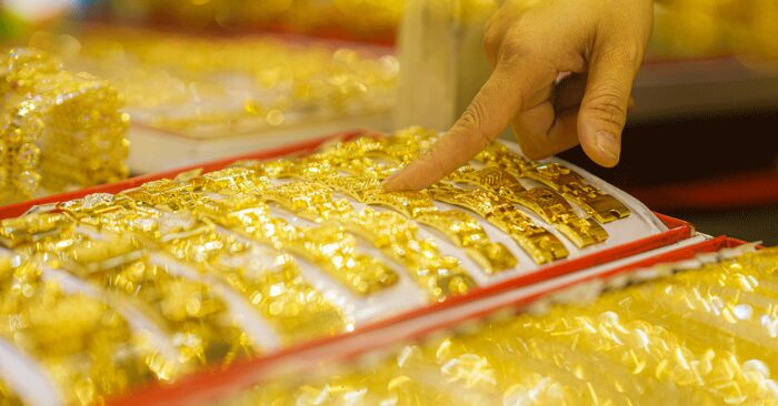 Giá vàng lao dốc mạnh khi đồng USD và căng thẳng địa chính trị tăng