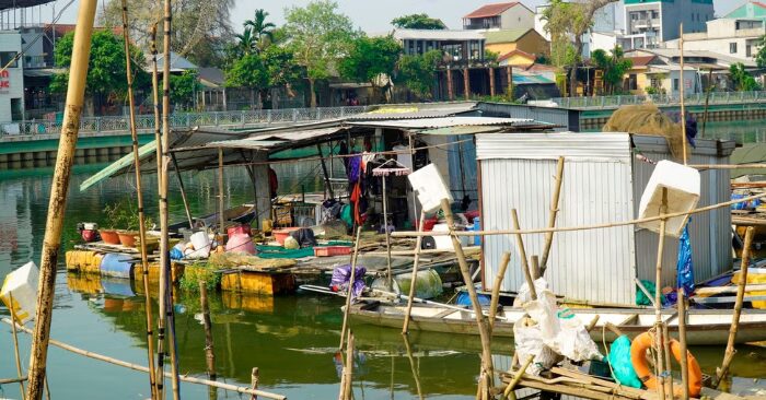 Xóm vạn đò Huế nhếch nhác