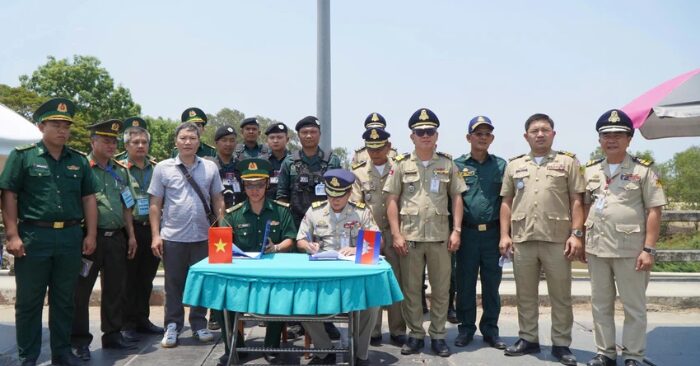 iếp nhận công dân: Campuchia bàn giao 226 người Việt qua cửa khẩu Dinh Bà